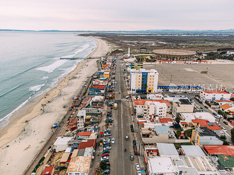 餐馆和民宿排列在太平洋大道上，这是墨西哥蒂华纳北海滩的主要大道，位于美国/墨西哥边境